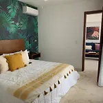 **Stunning **Brand New Apart On 5Th Ave