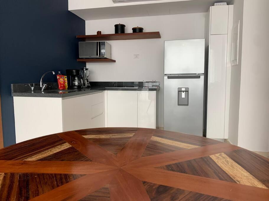 **stunning **brand New Apart On 5th Ave *