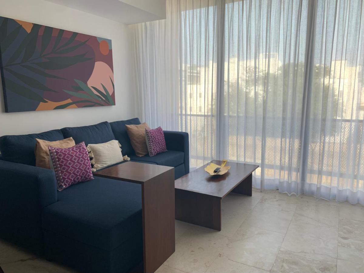 **stunning **brand New Apart On 5th Ave *